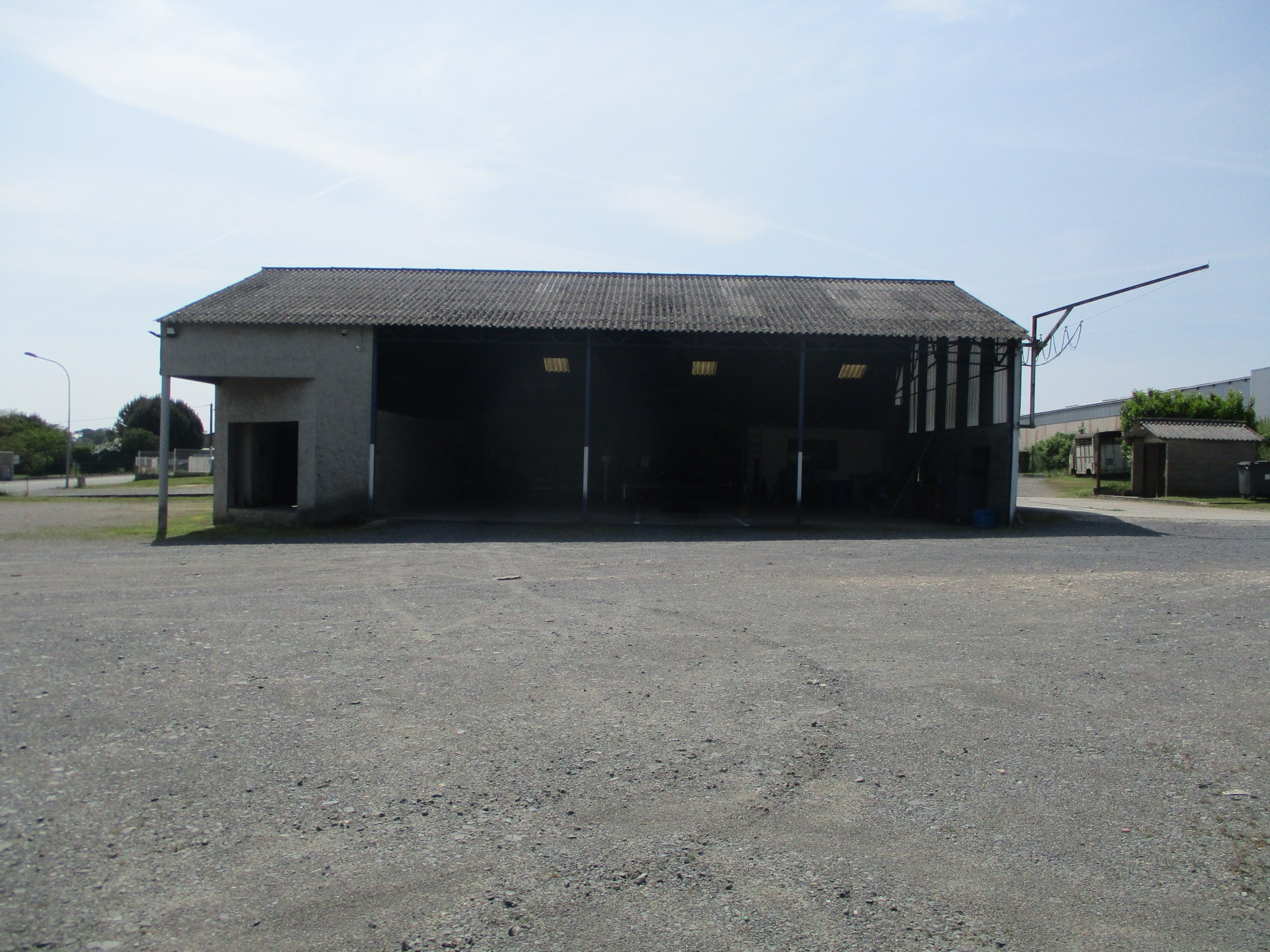 Vente Bureau / Commerce à Fontaine-le-Comte 0 pièce