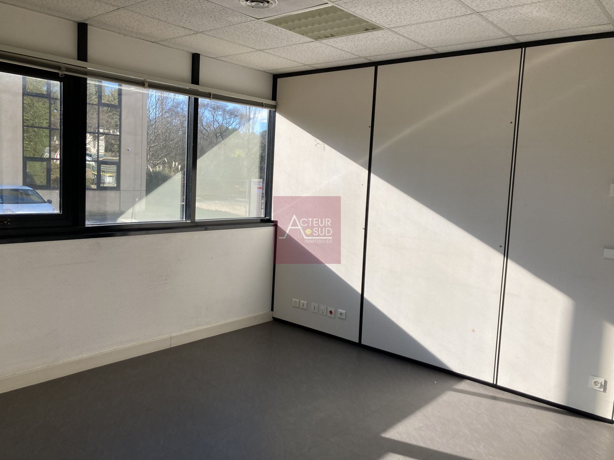 Location Bureau / Commerce à Montferrier-sur-Lez 10 pièces