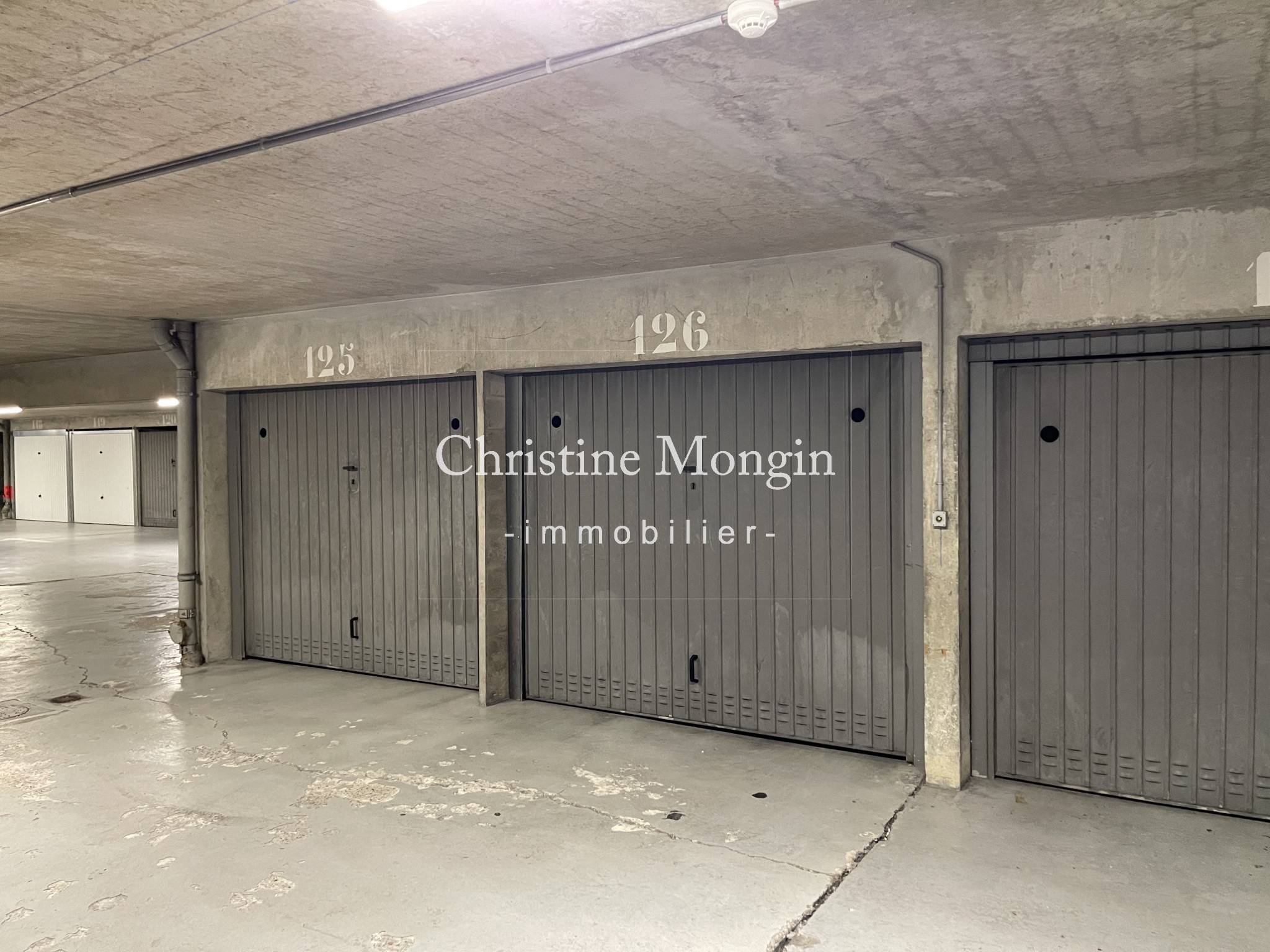 Location Garage / Parking à Paris Batignolles-Monceaux 17e arrondissement 0 pièce