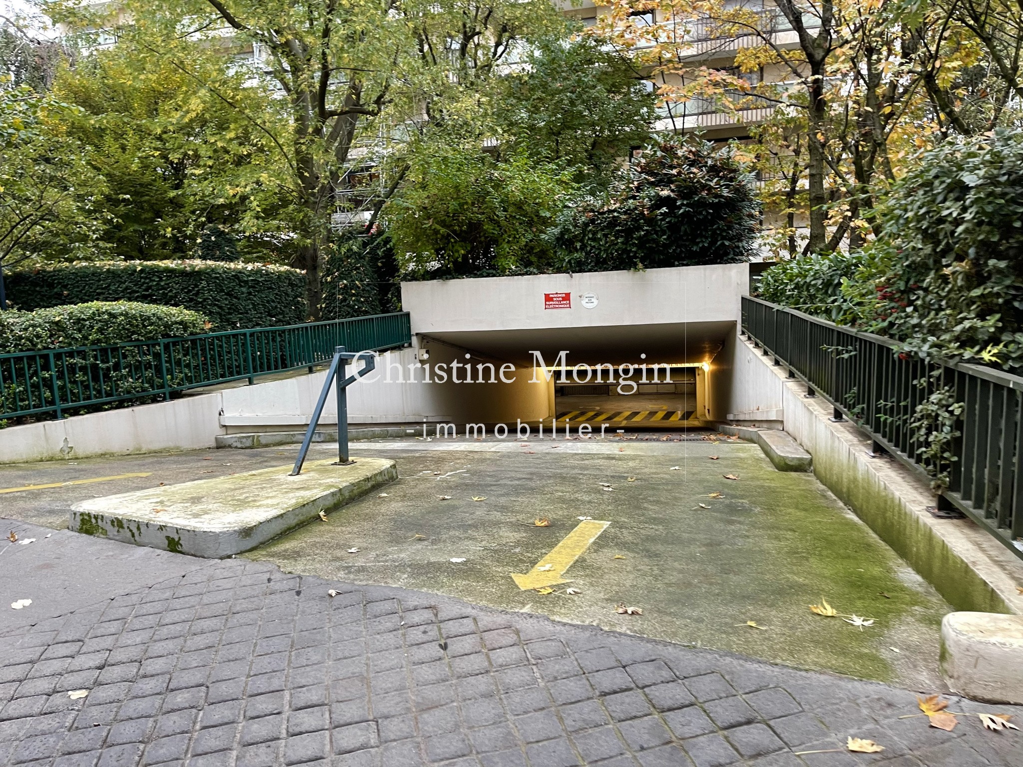 Location Garage / Parking à Paris Batignolles-Monceaux 17e arrondissement 0 pièce