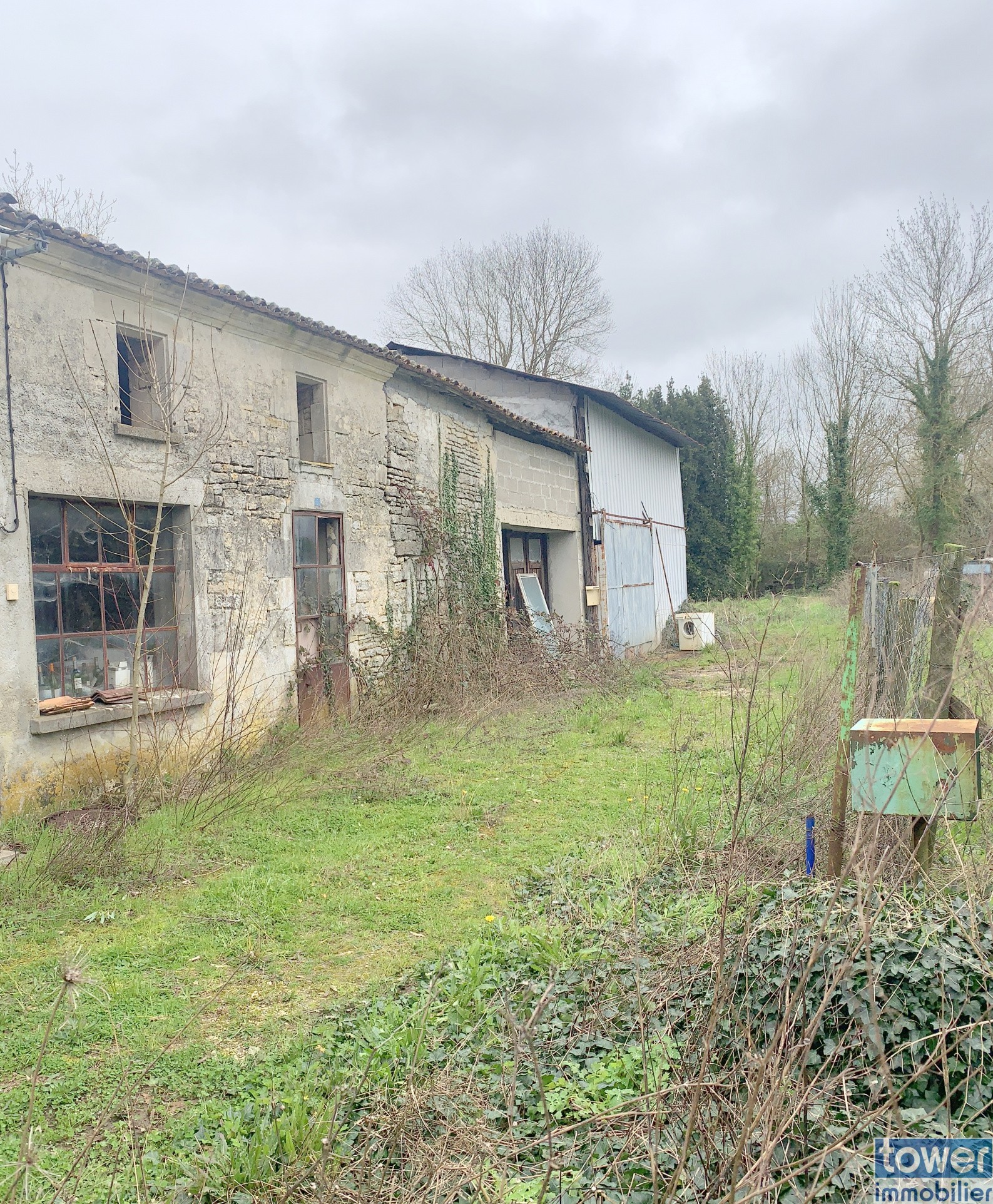 Vente Garage / Parking à Aujac 4 pièces