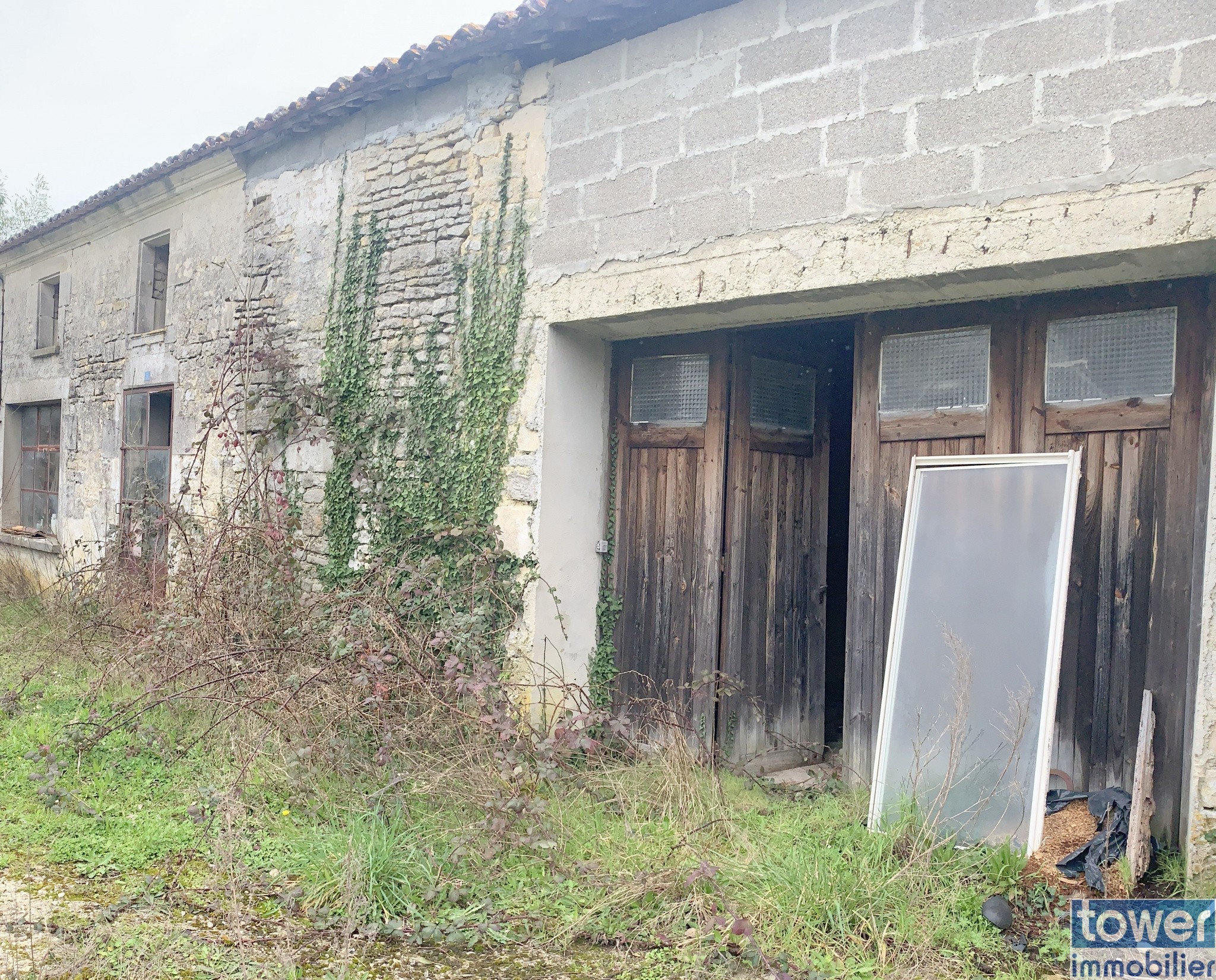 Vente Garage / Parking à Aujac 4 pièces