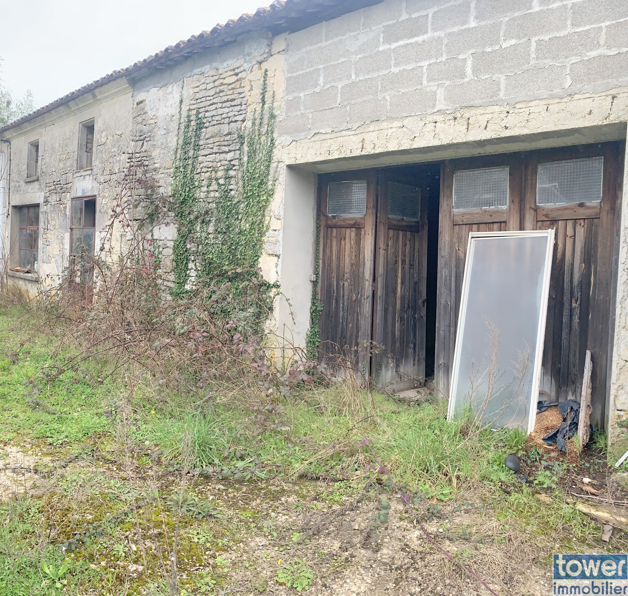 Vente Garage / Parking à Aujac 4 pièces