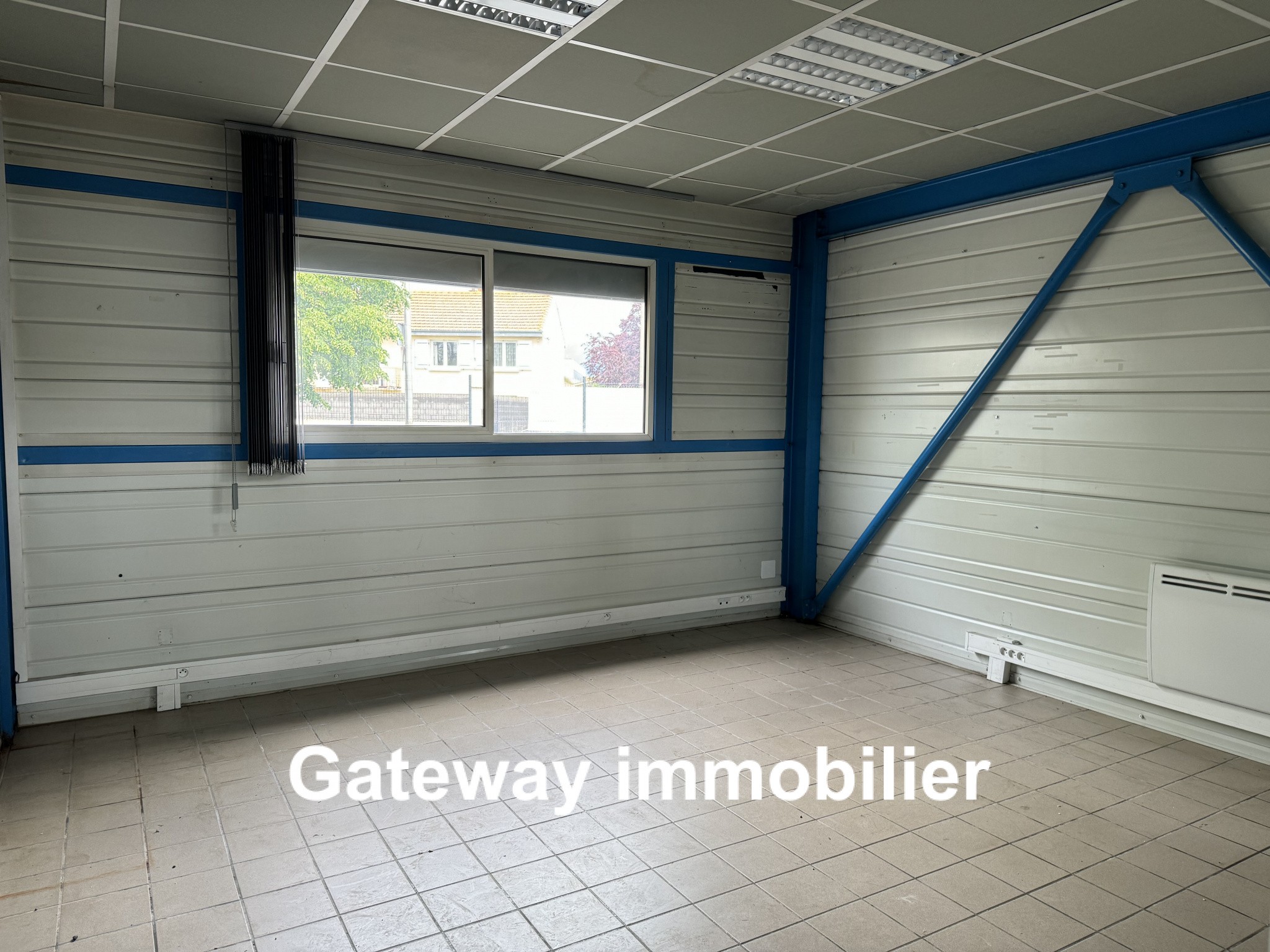 Location Bureau / Commerce à Issoire 0 pièce