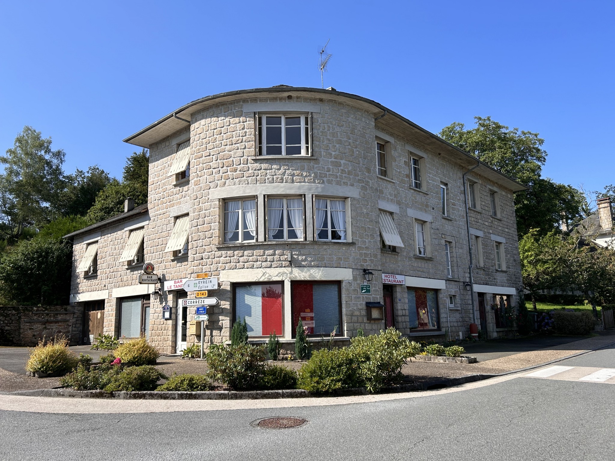 Vente Bureau / Commerce à Vitrac-sur-Montane 20 pièces