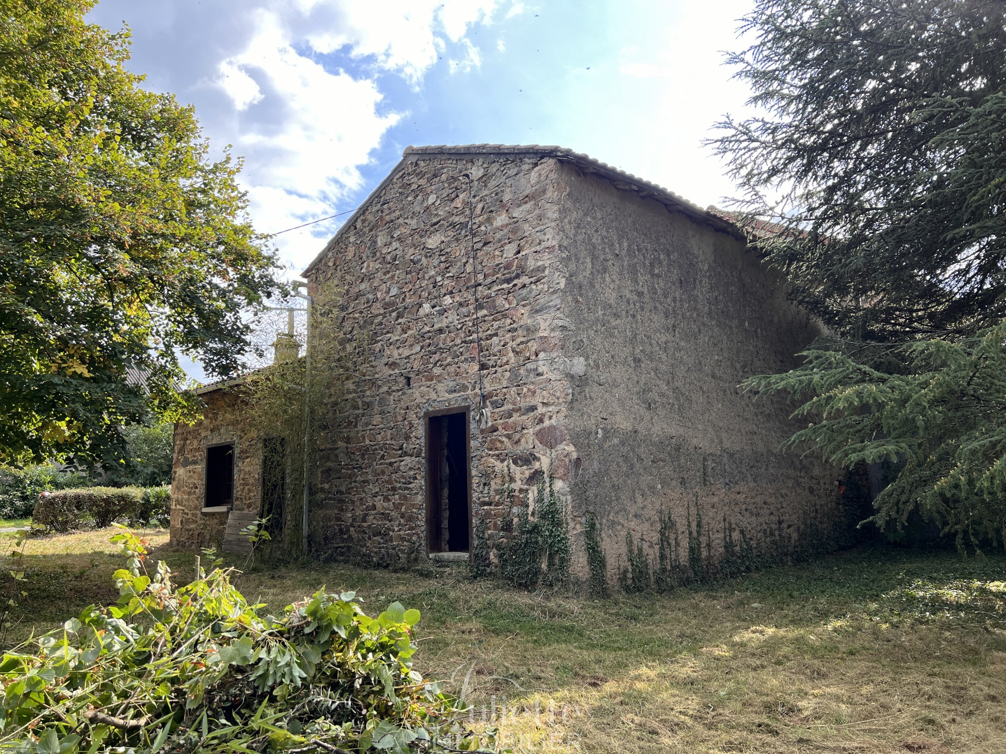 Vente Garage / Parking à Saint-Hilaire-la-Croix 2 pièces