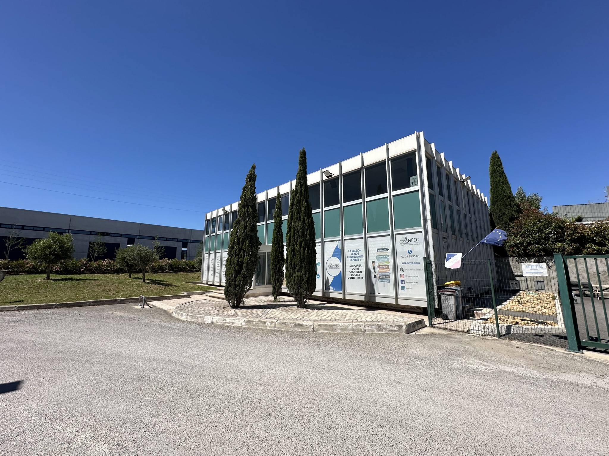 Location Bureau / Commerce à Puget-sur-Argens 0 pièce