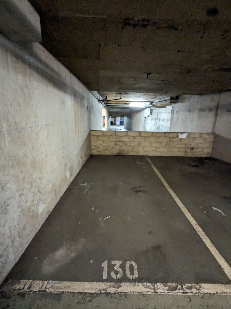 Location Garage / Parking à Paris Buttes-Chaumont 19e arrondissement 0 pièce