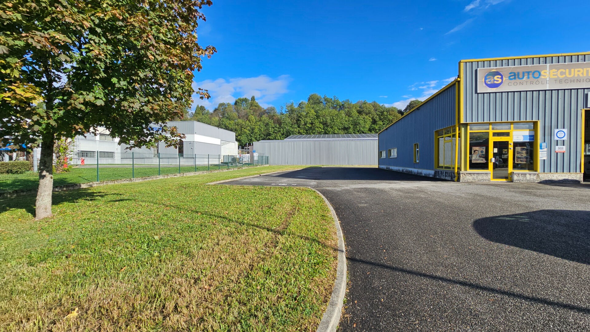 Location Garage / Parking à le Pont-de-Beauvoisin 0 pièce