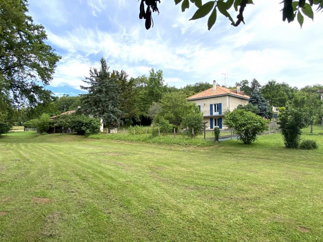 Vente Maison à Javerlhac-et-la-Chapelle-Saint-Robert 9 pièces