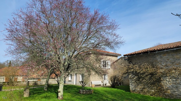 Vente Maison à Champagne-Mouton 4 pièces