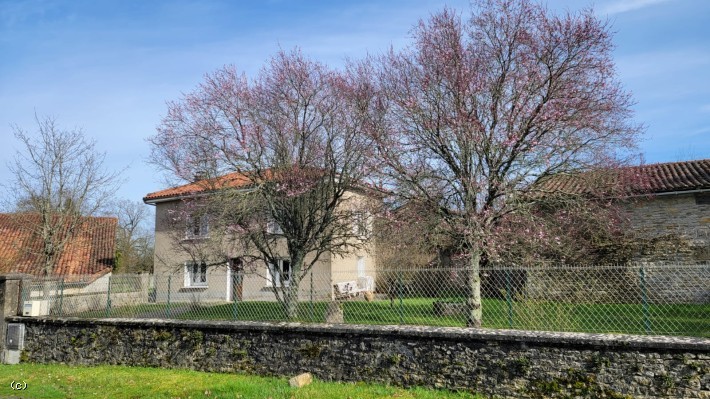 Vente Maison à Champagne-Mouton 4 pièces