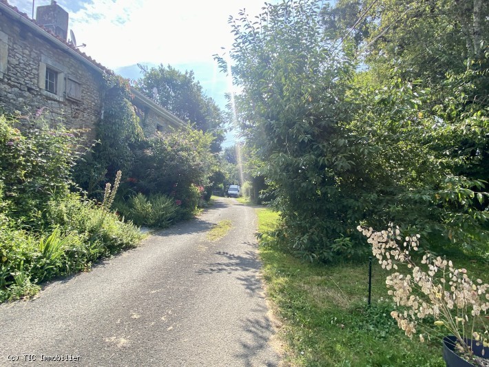 Vente Maison à Champagne-Mouton 6 pièces