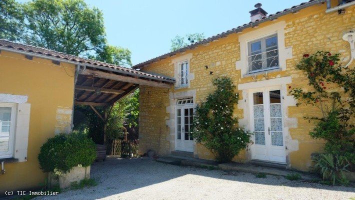 Vente Maison à Champagne-Mouton 8 pièces