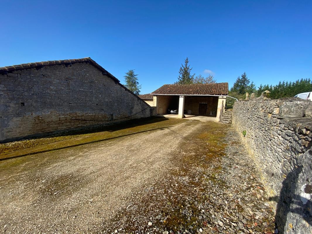 Vente Garage / Parking à Nanteuil-en-Vallée 1 pièce