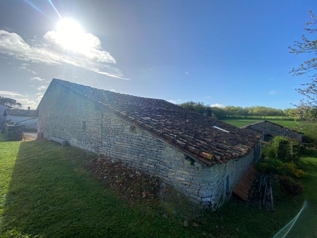 Vente Garage / Parking à Nanteuil-en-Vallée 1 pièce