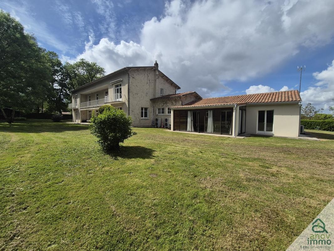 Vente Maison à Roullet-Saint-Estèphe 12 pièces