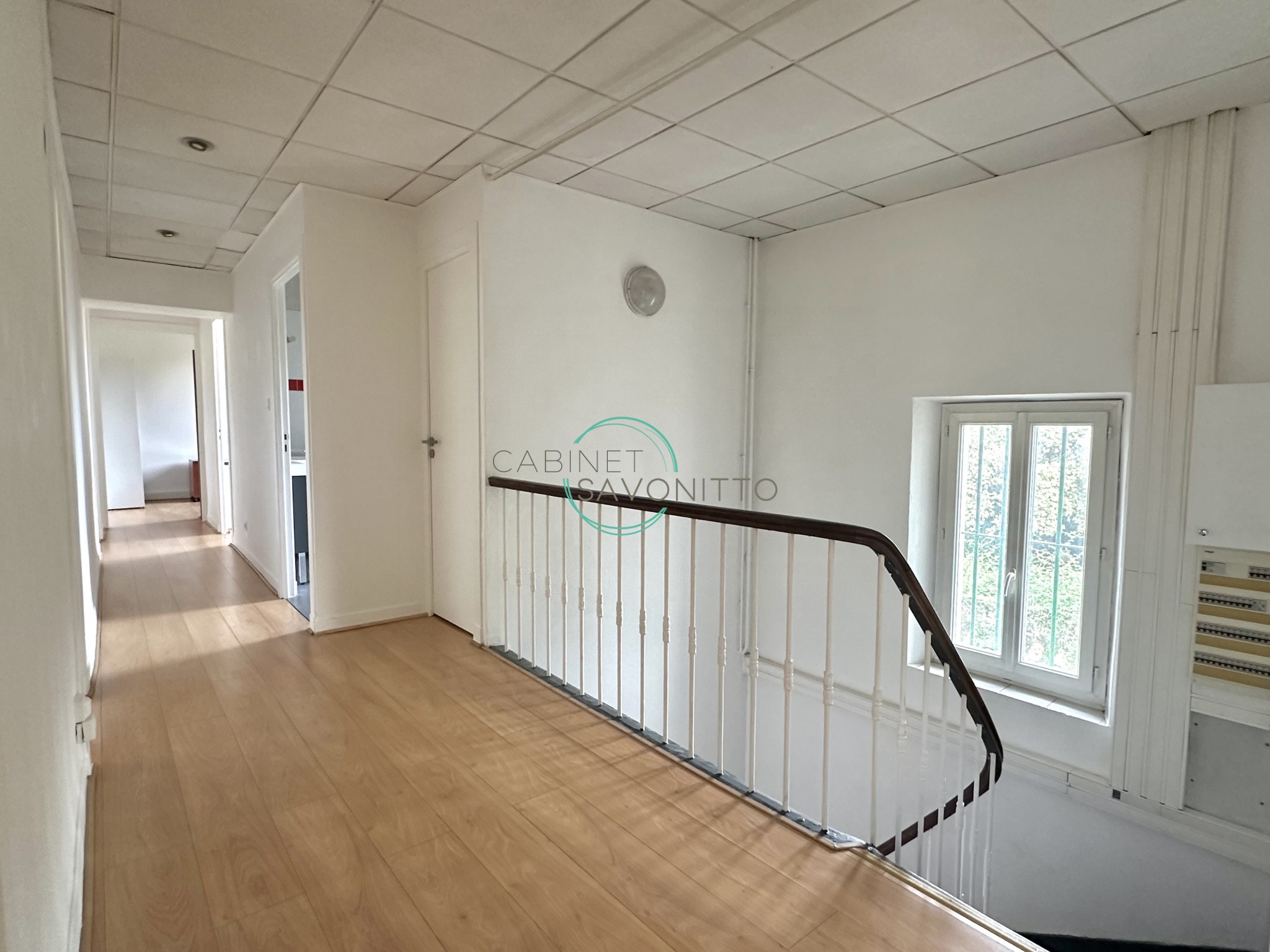 Location Bureau / Commerce à Marseille 12e arrondissement 6 pièces