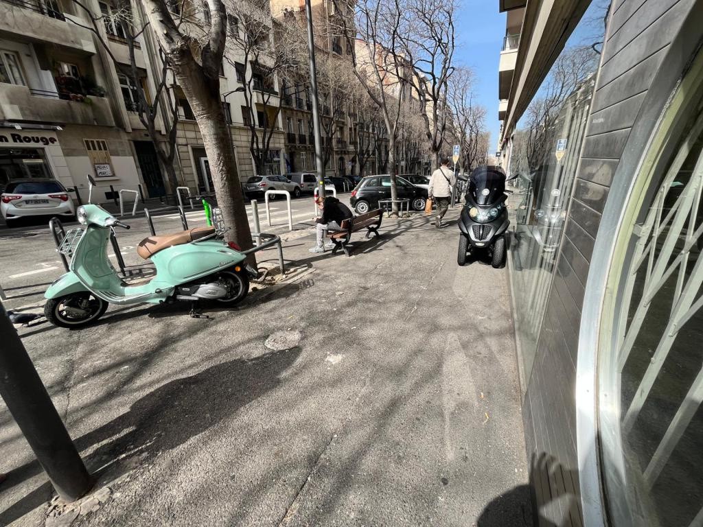 Location Bureau / Commerce à Marseille 6e arrondissement 0 pièce