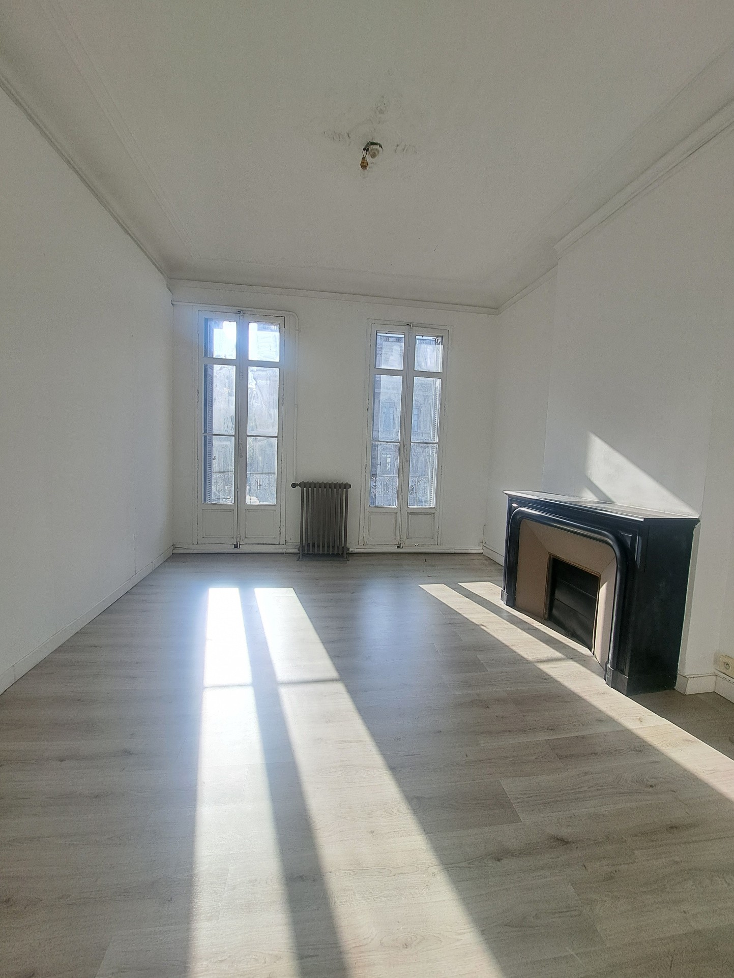 Location Bureau / Commerce à Marseille 6e arrondissement 0 pièce