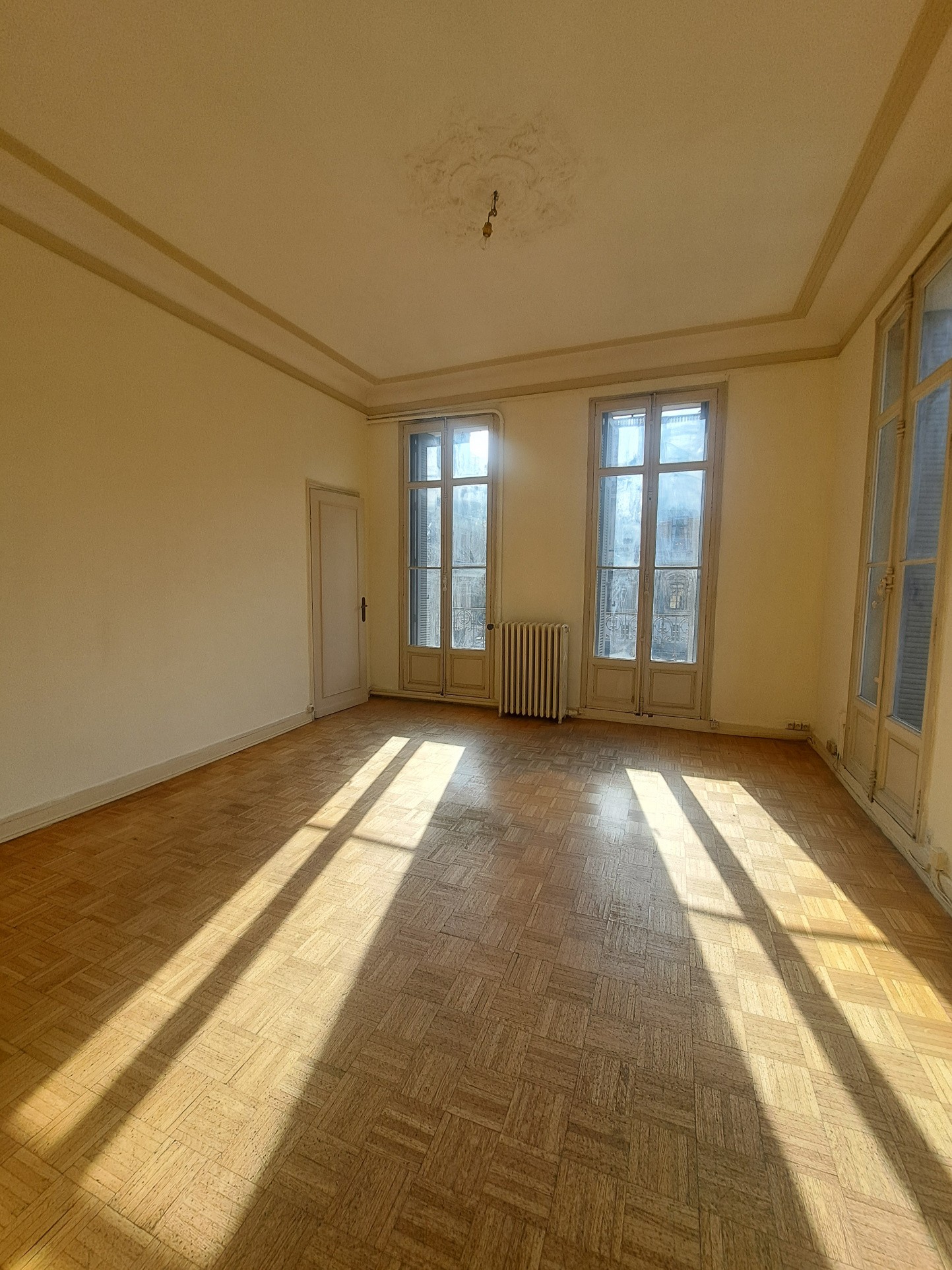 Location Bureau / Commerce à Marseille 6e arrondissement 0 pièce