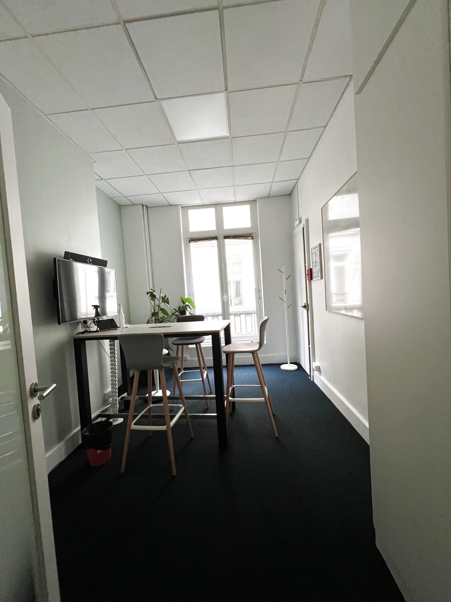 Location Bureau / Commerce à Paris Élysée  8e arrondissement 0 pièce