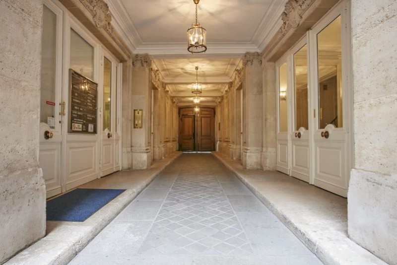 Location Bureau / Commerce à Paris Élysée  8e arrondissement 0 pièce