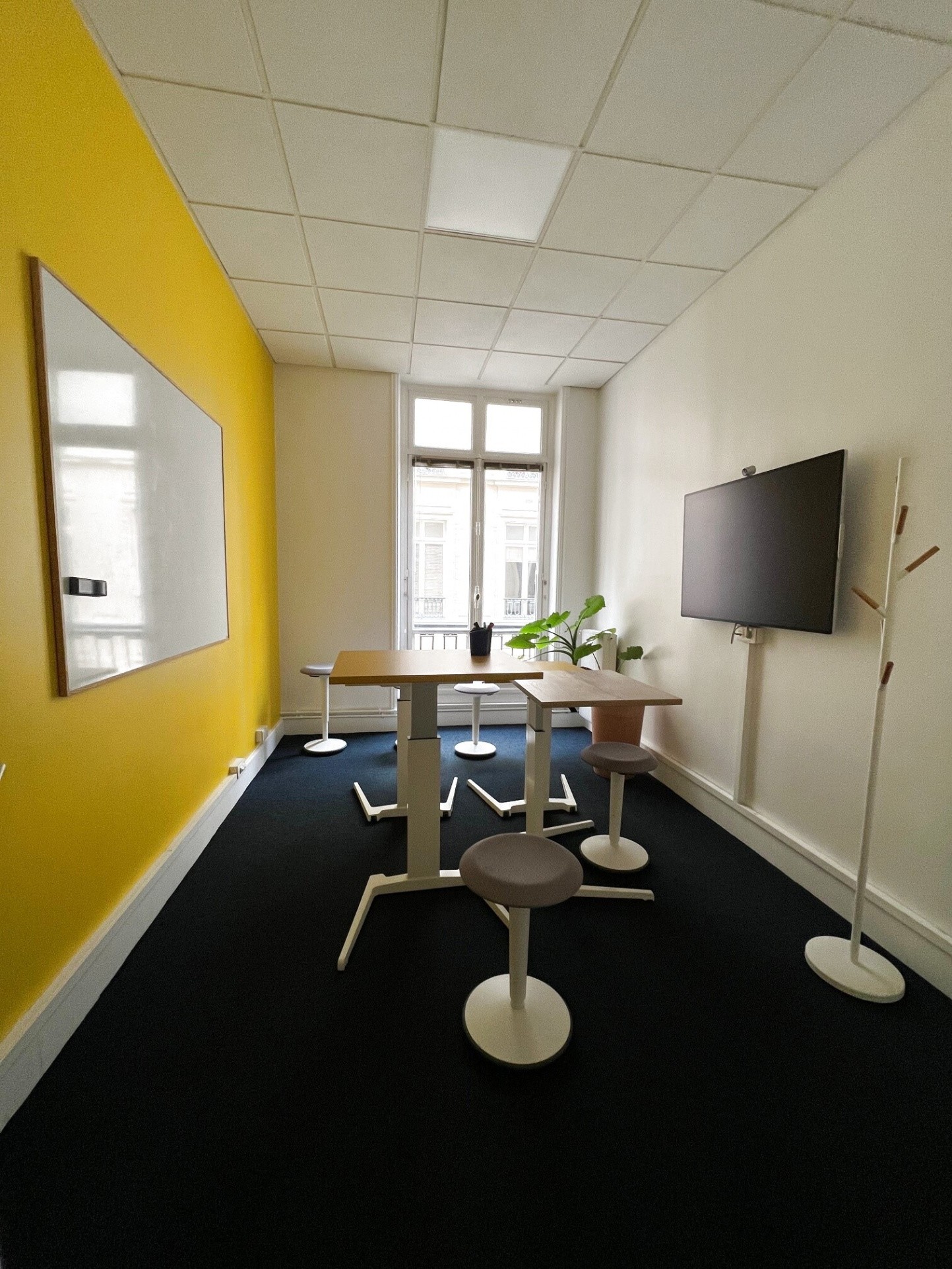 Location Bureau / Commerce à Paris Élysée  8e arrondissement 0 pièce