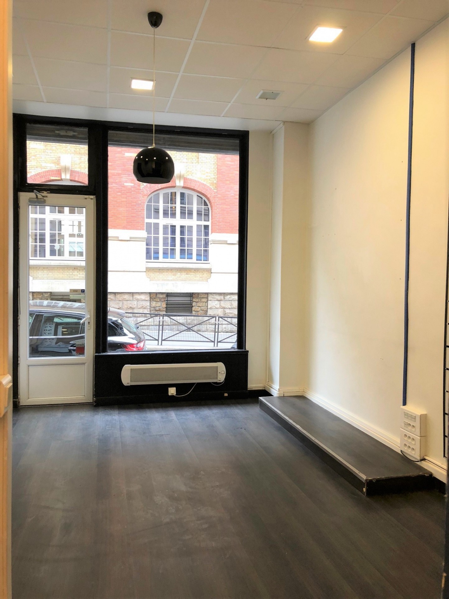 Location Bureau / Commerce à Paris Butte-Montmartre 18e arrondissement 0 pièce