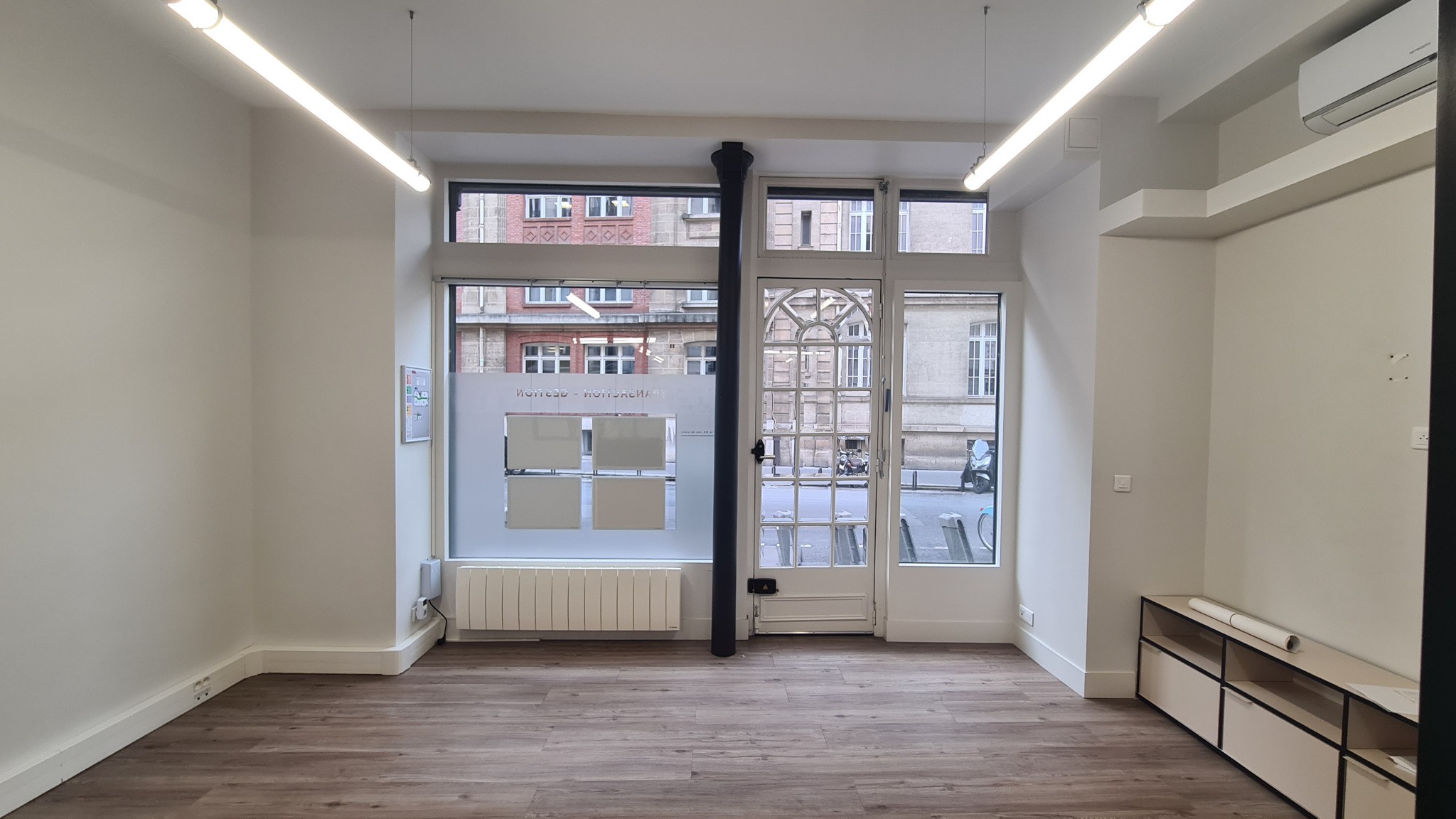 Location Bureau / Commerce à Paris Batignolles-Monceaux 17e arrondissement 0 pièce