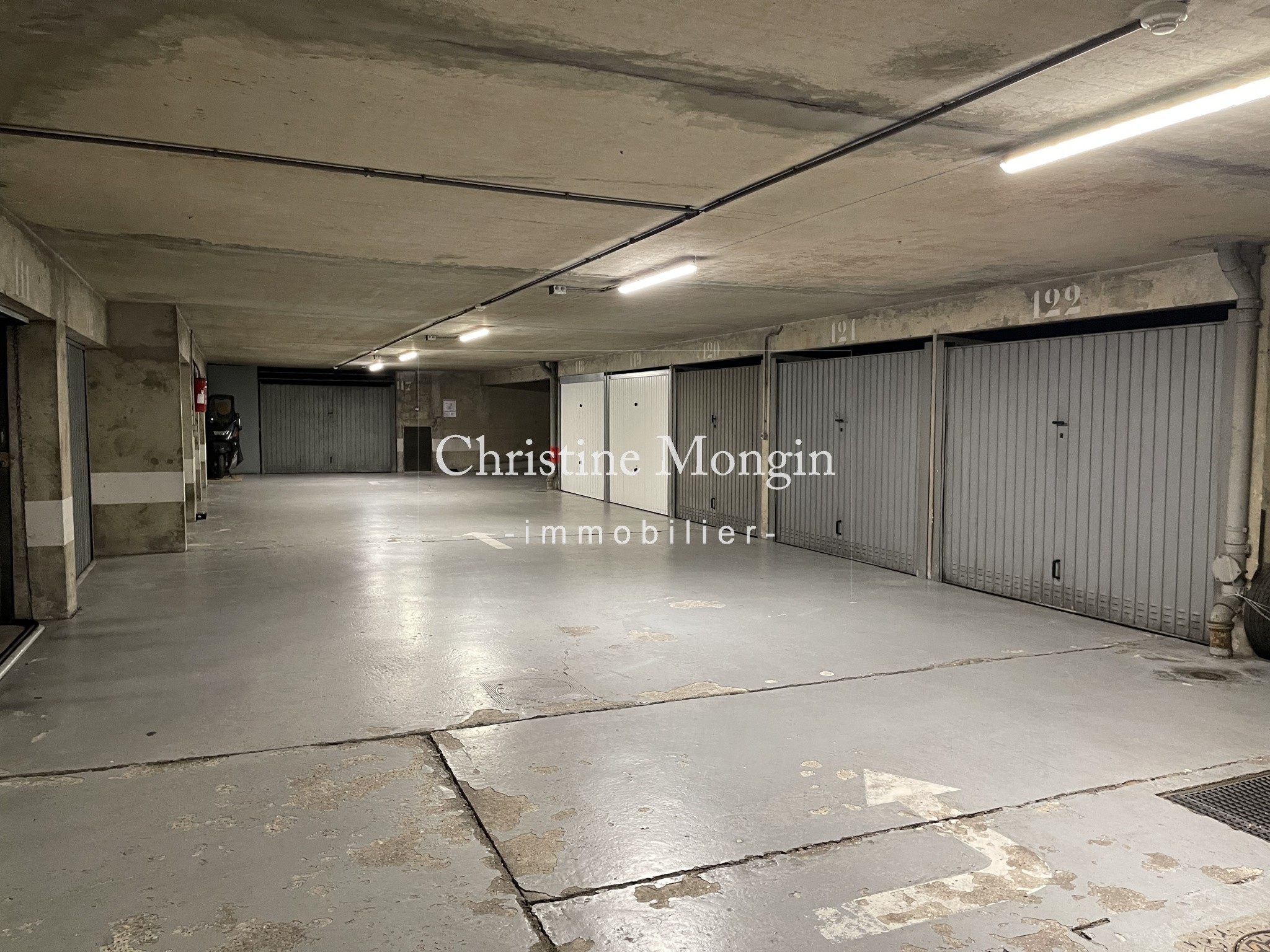 Location Garage / Parking à Paris Batignolles-Monceaux 17e arrondissement 0 pièce