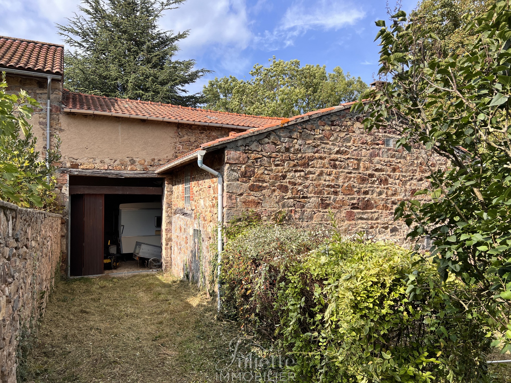 Vente Garage / Parking à Saint-Hilaire-la-Croix 2 pièces