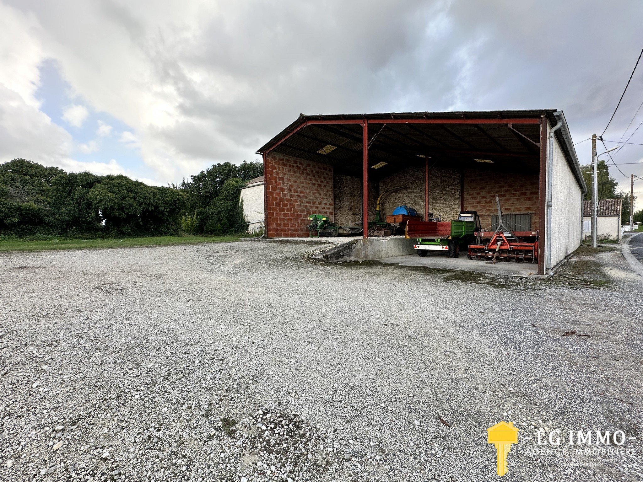 Vente Garage / Parking à Brie-sous-Mortagne 0 pièce