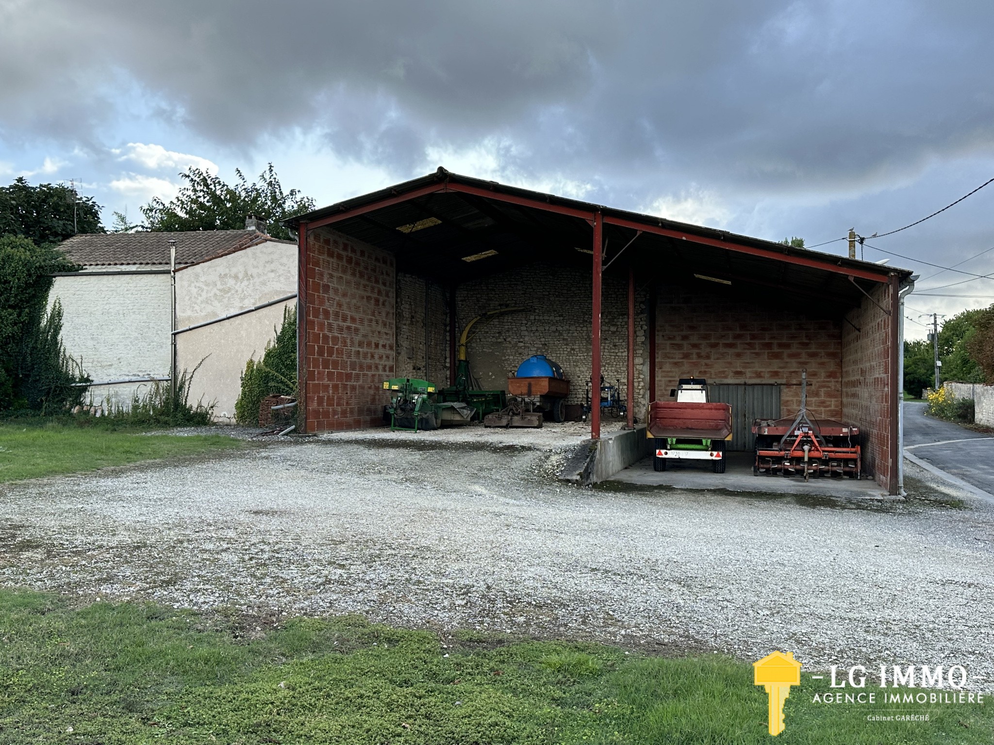 Vente Garage / Parking à Brie-sous-Mortagne 0 pièce