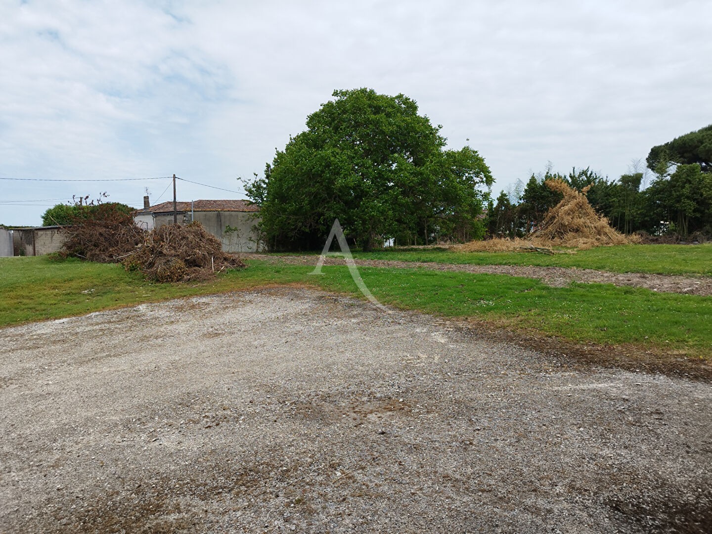 Vente Garage / Parking à Brie-sous-Mortagne 2 pièces