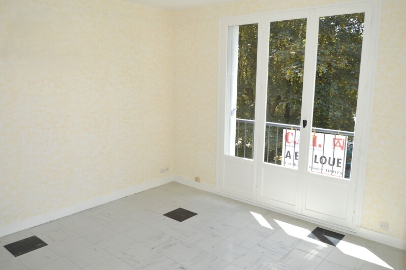 Location Appartement à Saint-Julien-les-Villas 2 pièces