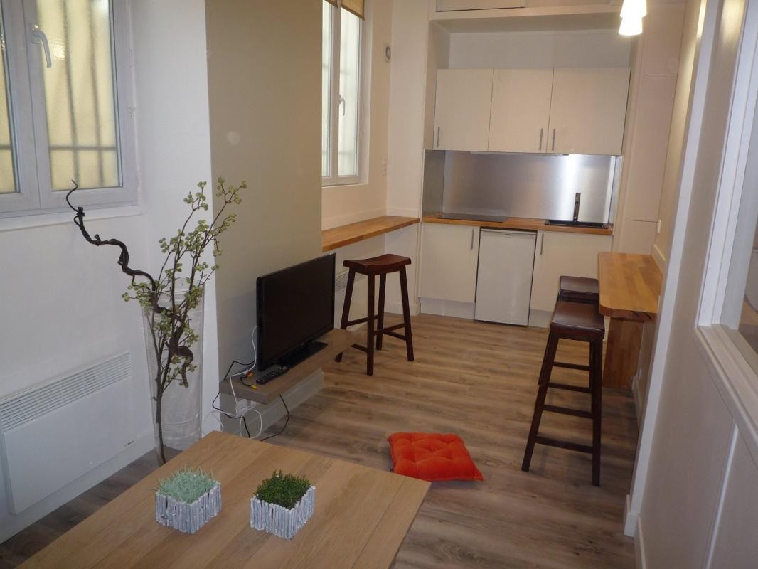 Location Appartement à Paris Buttes-Chaumont 19e arrondissement 2 pièces